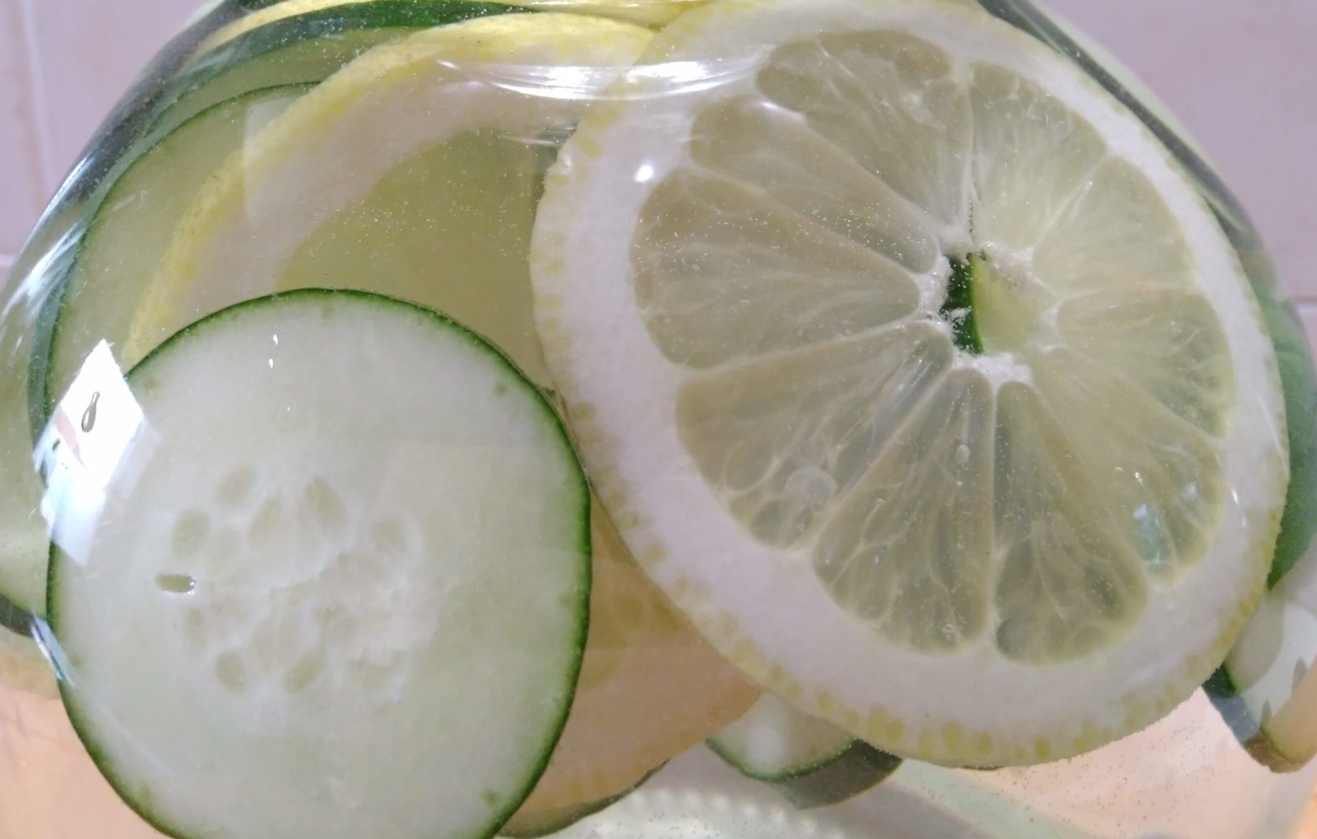 acqua detox al cetriolo e limone