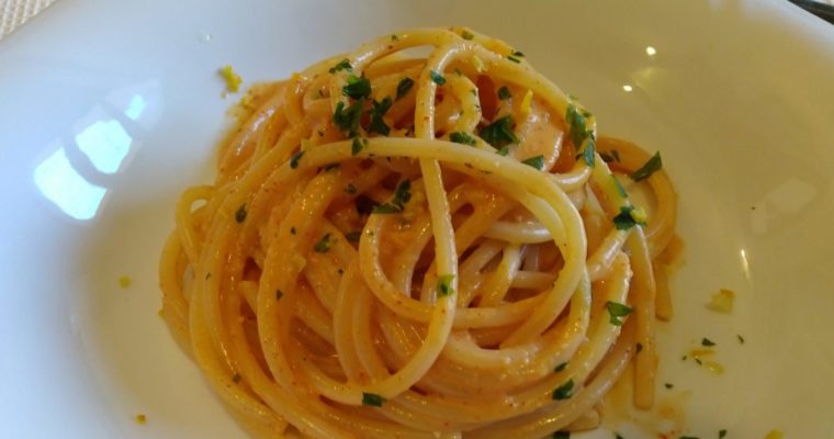 spaghetti al pesto di agrumi e rosa marina
