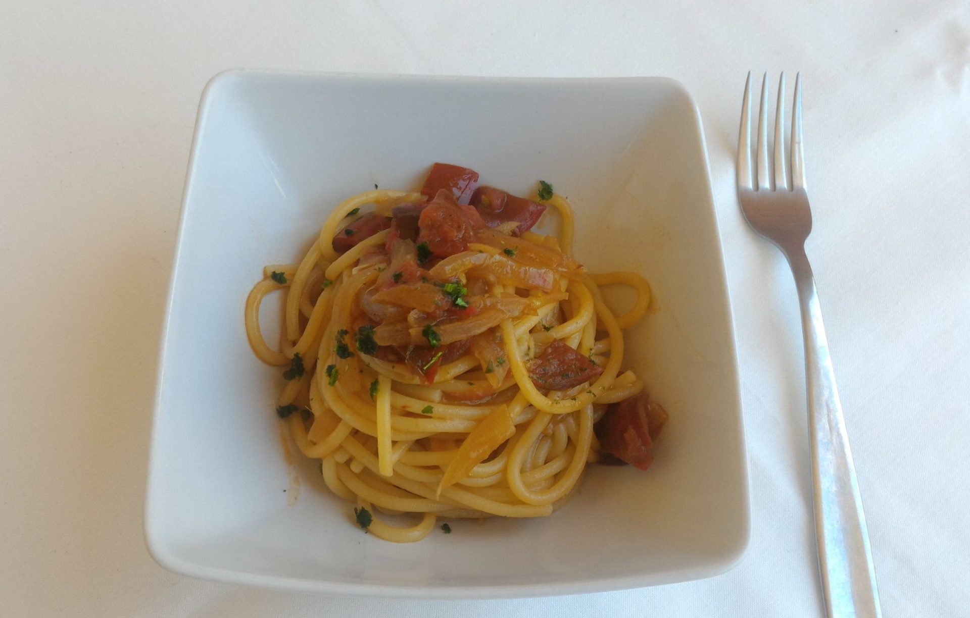 Spaghettoni con cipolle di Tropea, alici e pomodorini